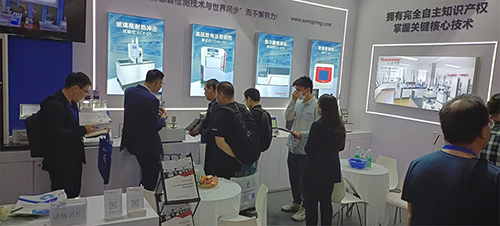 客戶駐足觀看、咨詢 客戶駐足觀看、咨詢